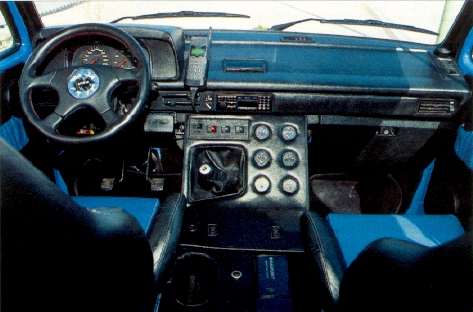 The dashboard is now leather covered and equipped with Golf III 